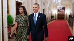 FILE - Presiden AS Barack Obama dan Ibu Negara Michelle Obama, tiba untuk menghadiri upacara Presidential Medal of Freedom di Ruang Timur Gedung Putih, di Washington, Selasa, 24 November 2015. (AP/Evan Vucci, File)