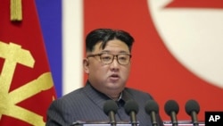 Pemimpin Korea Utara Kim Jong Un menghadiri pertemuan mengenai upaya pencegahan bencana yang diadakan di Pyongyang, pada 4 September 2022. (Foto: Korean Central News Agency/Korea News Service via AP