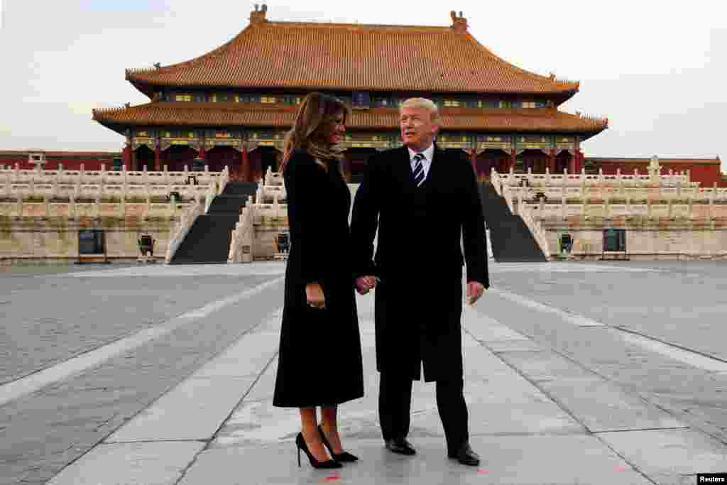 美国总统特朗普和第一夫人梅拉尼亚在首次亚洲之行期间参观中国北京故宫。（2017年11月8日）