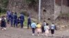 Bayi pulusu bazali kokengela nzela epayi bana ba keleasi bazali koleka nsima na bopanzani ya grenade moko pene na Goma, Nord-Kivu, 8 novembre 2016. (AP Photo/Al-hadji Kudra Maliro)