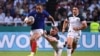 Gael Fickou (à gauche) court avec le ballon lors du match France - Etats-Unis au Mondial de rugby, Japon, le 2 octobre 2019.