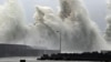 Gelombang tinggi yang dipicu oleh Topan Nanmadol terlihat di pelabuhan perikanan di Aki, Prefektur Kochi, Jepang barat, 19 September 2022. (Foto: Kyodo via Reuters)