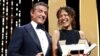 La réalisatrice Mati Diop recevant le Grand Prix pour son film "Atlantique", aux côtés de Sylvester Stallone au 72e Festival de Cannes, France, le 25 mai 2019.