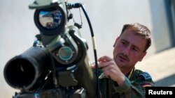 Bir Alman askeri Irak'taki Peşmergelere gönderilen Milan tanksavar roketini tanıtırken