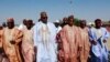 Shugaban Najeriya mai jiran gado, Janar Muhammadu Buhari a tsakiya tare da wasu gwamnonin kasar.