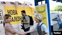 Rais wa Kamisheni ya Ulaya Ursula von der Leyen akiwa Kyiv, Ukraine, kama alivyoiweka picha hii katika akaunti yake ya Twitter June 11, 2022.