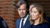 Felicity Huffman quittant le palais de justice fédéral avec son mari, William Macy, Boston, 13 septembre 2019.
