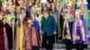 Ski yaparken kalçasını kıran Başbakan Angela Merkel Berlin'de bir toplantıya koltuk değnekleriyle gelirken