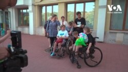 До Сан-Дієго на протезування прибули мати з донькою, які постраждали під час обстрілу вокзалу у Краматорську. Відео