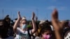 Demonstran anti-pemerintah berkumpul dalam aksi protes terhadap sejumlah situasi sulit yang melanda Kuba, dalam aksi yang berlangsung di monumen Maximo Gomez di Havana, Kuba, pada 11 Juli 2021. (Foto: AP/Eliana Aponte)