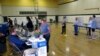 Para warga Washoe County mengantre untuk memberikan suaranya dalam pemilihan primary di Sparks, Nevada, pada 14 Juni 2022. (Foto: AP/Scott Sonner)