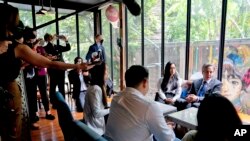 Menteri Luar Negeri AS Antony Blinken (kanan) bertemu dengan sejumlah pemuda lulusan program pertukaran pelajar AS di sebuah kafe di Bangkok, Thailand pada 10 Juli 2022. (Foto: Pool via AP/Stefani Reynolds)
