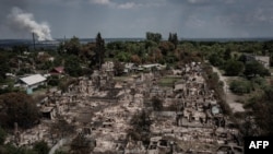 Picha iliyopigwa kutoka angani inaonyesha nyumba zilivyoharibiwa baada ya baada ya shambulizi katika mji wa Pryvillya, mashariki ya Mkoa wa Donbas wa Ukraine June 14, 2022, katikati ya uvamizi wa Russia amid Russian katika miji ya Severodonetsk na Lysychansk.