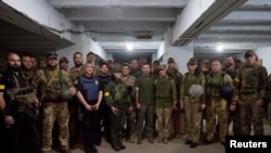 Rais wa Ukraine's Volodymyr Zelenskiy akiwa na wanajeshi wa Ukraine huku Russia ikiendelea na mashambulizi yake. Eneo alikotembelea halikutajwa upande wa kusini mwa Ukraine, June 18, 2022. (Ukrainian Presidential Press Service/Handout via Re