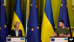 Presiden Ukraina Volodymyr Zelenskyy berbicara dalam konferensi pers bersama dengan Presiden Komisi Eropa Ursula von der Leyen, kiri, di Kyiv, Ukraina, Sabtu, 11 Juni 2022. (Foto: AP/Natacha Pisarenko)