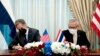 Menteri Luar Negeri Amerika Antony Blinken (kiri) dan Menlu Thailand Don Pramudwinai menandatangani nota kesepahaman kerjasama bilateral dalam lawatan Blinken di Bangkok, Minggu 10 Juli 2022.