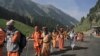 Umat Hindu memulai ziarah tahunan Amarnath Yatra ke gua es Himalaya, di Chandanwari, Pahalgam, selatan Srinagar, Kashmir yang dikuasai India, Kamis, 30 Juni 2022. (Foto: AP)