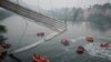 Tim SAR sedang mencari dan menyelamatkan para korban putusnya jembatan gantung di Kota Morbi di negara bagian barat Gujarat, India, Senin, 31 Oktober 2022. (Foto: AP)
