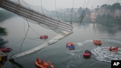 Tim SAR sedang mencari dan menyelamatkan para korban putusnya jembatan gantung di Kota Morbi di negara bagian barat Gujarat, India, Senin, 31 Oktober 2022. (Foto: AP)

