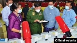 ပုလဲနဲ့တွင်းထွက်ကျောက်မျက်အရောင်းပွဲမှာတွေ့ရတဲ့ စစ်ကောင်စီခေါင်းဆောင် (ဧပြီ ၊ ၂၀၂၁)