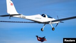 Penerjun dari Swiss, Raphael Domjan, terjun dari pesawat bertenaga surya "SolarStratos" di Payerne, Swiss, 25 Agustus 2020. 