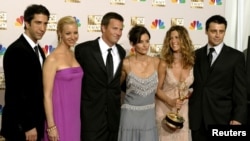Enam bintang utama serial "Friends" dari kiri David Schwimmer, Lisa Kudrow, Matthew Perry, Courteney Cox Arquette, Jennifer Aniston dan Matt LeBlanc, menghadiri penghargaan Emmy Awards ke-54 di Los Angeles, 22 September 2022. (Foto: Mike Blake/Reuters/Arsip)