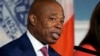 Wali Kota New York Eric Adams menanggapi pertanyaan saat konferensi pers di Balai Kota New York, Selasa, 14 November 2023. (Foto: AP)