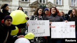 Seçim kampanyası sırasında maaşlarının artması için gösteri yapan genç öğretmenler