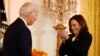 Presiden AS Joe Biden Biden dan Wakil Presiden Kamala Harris bertukar sapa dalam acara perayaan Diwali di Gedung Putih, Washington, pada 24 Oktober 2022. (Foto: Reuters/Evelyn Hockstein)