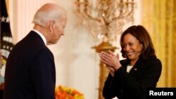 Presiden AS Joe Biden Biden dan Wakil Presiden Kamala Harris bertukar sapa dalam acara perayaan Diwali di Gedung Putih, Washington, pada 24 Oktober 2022. (Foto: Reuters/Evelyn Hockstein)