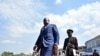 Félix Tshisekedi, le nouveau président congolais, est suivi par son officier d'ordonnance, lors de son investiture, à Kinshasa, le 24 janvier 2019.