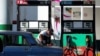 (ARCHIVO) Un hombre llena un tanque en una gasolinera en La Habana, el 2 de octubre de 2023. (Foto de YAMIL LAGE / AFP)