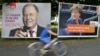 Duisburg kentinde Başbakan Angela Merkel ve Sosyal Demokrat Parti lideri Peer Steinbrück'in seçim afişleri