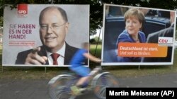 Duisburg kentinde Başbakan Angela Merkel ve Sosyal Demokrat Parti lideri Peer Steinbrück'in seçim afişleri