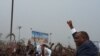 L'ancien chef de guerre et ex-vice-président Jean-Pierre Bemba lève son point pour saluer ses supporters lors de son retour à Kinshasa, RDC, 31 août 2018. (Twitter/Jean-Pierre Bemba)