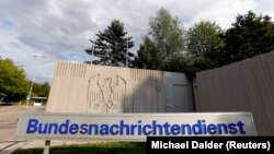 Alman federal istihbarat dairesi BND'nin Münih dışındaki merkezinin girişi