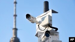 Російську систему відстеження, цензурування та контролю громадян у західних ЗМІ називають «кібергулагом», яка, як ці камери в центрі Москви, допомагають відстежувати опонентів режиму. Натомість Україна використовує ШІ для протистояння російській агресії. AP Photo
