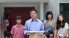 2011年8月14日骆家辉大使在北京官邸举行记者会（资料照片）