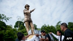 Aung San Statue