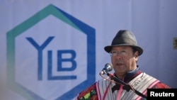 Presiden Bolivia Luis Arce menyampaikan pidato mengenai cadangan litium negara tersebut dalam sebuah acara di Salar de Coipasa, Oruro, Bolivia, pada 20 Juli 2023. (Foto: Reuters/Claudia Morales)
