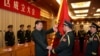 中国国家主席习近平（左前）在北京举行的中国人民解放军战区成立大会上向五大战区授予军旗。（2016年2月1日）