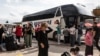 Sejumlah warga etnis Armenia dari wilayah Nagorno-Karabakh tiba di Goris pada 30 September 2023, sebelum dievakuasi menuju sejumlah kota di Armenia. (Foto: AFP/Herrera Carcedo)