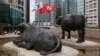 资料照： 香港交易所外的中国国旗、香港旗帜和港交所旗帜。