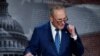 Pemimpin mayoritas Senat AS Chuck Schumer berbicara kepada awak media setelah Senat melangsungkan pemungutan suara soal RUU pengurangan inflasi di Gedung Capitol, Washington, pada 7 Agustus 2022. (Foto: Reuters/Ken Cedeno)