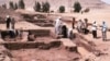 Arqueólogos de la Universidad de Pennsylvania excavan en 1999 en el sitio donde ahora fueron descubiertos los restos del faraón.