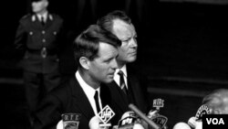 Willy Brandt (sağda) 1964'de Berlin'de dört yıl sonra ABD başkan adayı iken öldürülen Robert Kennedy ile