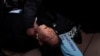 El líder del opositor Partido Demócrata de Corea del Sur, Lee Jae-myung, cae después de ser atacado por un hombre no identificado durante su visita a Busan, Corea del Sur, el 2 de enero de 2024.