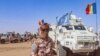 Seorang tentara Chad yang tergabung dalam pasukan perdamaian PBB di Mali (MINUSMA) berdiri di depan konvoi kendaraan PBB di luar Kota Gao, setelah diperintahkan untuk meninggalkan Mali oleh para pemimpin negara itu, 27 Oktober 2023. (Foto: MINUSMA/AFP)