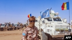 Seorang tentara Chad yang tergabung dalam pasukan perdamaian PBB di Mali (MINUSMA) berdiri di depan konvoi kendaraan PBB di luar Kota Gao, setelah diperintahkan untuk meninggalkan Mali oleh para pemimpin negara itu, 27 Oktober 2023. (Foto: MINUSMA/AFP)