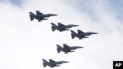 Тайванські винищувачі F-16 над Офісом президента під час святкування Національного дня перед будівлею президента в Тайбеї, Тайвань, 10 жовтня 2021 року. AP Photo/Chiang Ying-ying